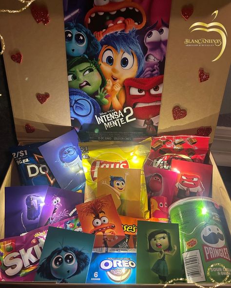 ❤️🩵💚• 𝑰𝑵𝑽𝑰𝑻𝑨𝑻𝑰𝑶𝑵 𝑩𝑶𝑿 • 💙💜🩷 #intensamente2 #intensamente #emociones #cine #estrenopeli #insideout2 #box #details #regalospersonalizados #regalosespeciales #love #invitation Box Present Ideas, Box Regalo, Themed Gift Baskets, Movie Gift, Candy Boxes, Gift Baskets, Ariel, Inside Out, Art Design