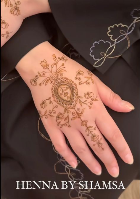 Emirati Henna, Physical Aesthetic, Aesthetic Henna, White Henna Designs, Cute Henna Designs, Cute Henna Tattoos, Mehedi Design, Eid Mehndi, Arabic Henna Designs