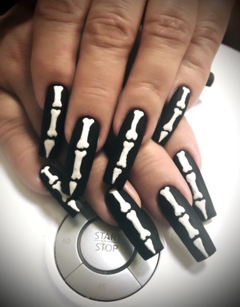 Halloween Skeleton Nail Art, Bone Acrylic Nails, Glow In The Dark Skeleton Nails, Bone Nails Acrylic, Halloween Nails Bones, Skeleton Finger Nails, Black Skeleton Nails, Skeleton Bone Nails, Halloween Glow In The Dark Nails