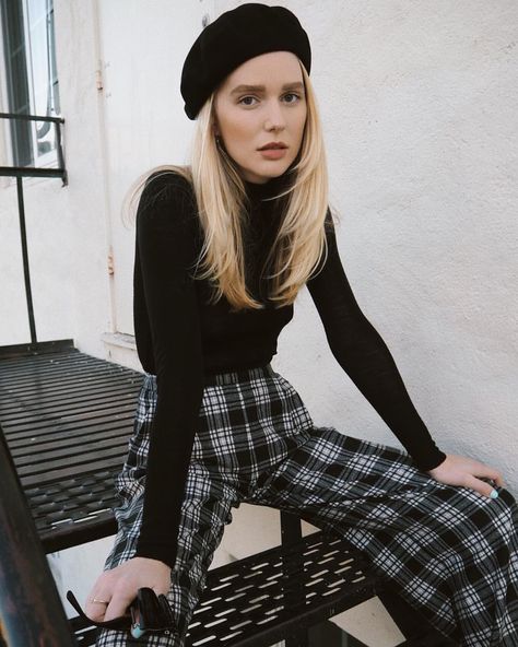 1,724 Likes, 28 Comments - Megan Adelaide Schaefer (@meganadelaide) on Instagram: “Waiting around in @massimodutti #dresssedindutti” Beret Outfit, Plaid Outfits, Moda Paris, Trending Fashion Outfits, Looks Street Style, Parisian Chic, Plaid Pants, 가을 패션, Looks Vintage