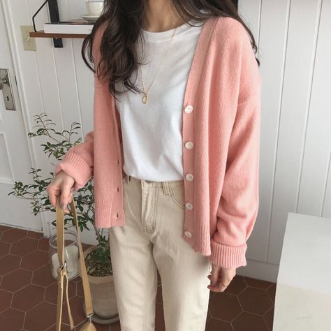 Beige Pink Outfit, White Combo Outfit, Pink Cardigan Outfit, Korean Fashion Summer Casual, Outfit Beige, Casual College Outfits, Winter Fashion Outfits Casual, Fashion Top Outfits, Korean Casual Outfits