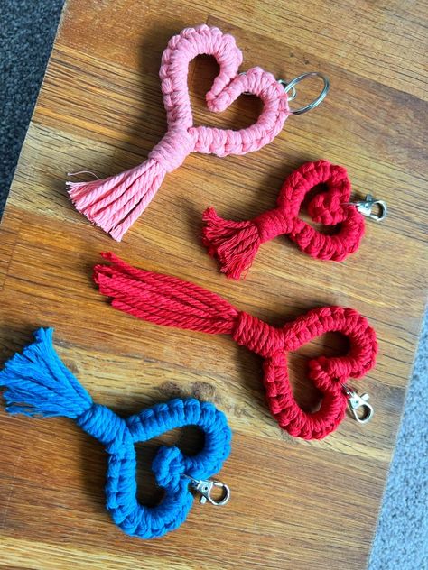 Macrame Valentines Ideas, Macrame Heart Tutorial, Macrame Keychain Pattern, Macrame Hearts, Macrame Heart Keychain, Heart Macrame, Valentines 2024, Macrame Heart, Free Macrame Patterns