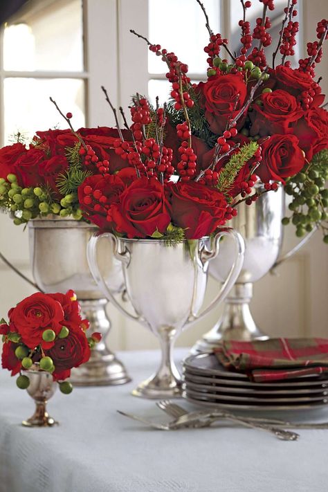 Winning Roses Christmas Arrangements Centerpieces, Amaryllis Christmas, Centerpieces Christmas, Winter Floral Arrangements, Christmas Centers, Festive Centerpieces, Tafel Decor, Christmas Flower Arrangements, Christmas Table Centerpieces