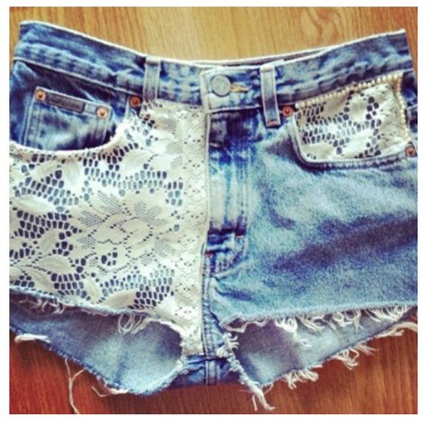 Cute idea for DIY shorts Decorate Jeans, Diy Denim Shorts, Diy Ripped Jeans, Shorts Ideas, Punk Shorts, Diy Pants, Easy Diy Clothes, Shorts Design, Shorts Diy