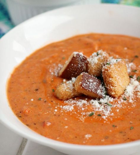 Parmesan Soup Recipe, Easy Supper Dishes, Tomato Basil Parmesan Soup, Sopas Light, Creamy Tomato Basil Soup, Parmesan Soup, Bisque Soup, Super Easy Dinner, Easy Meals For Two