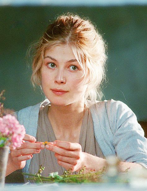 Jane Bennet, Royalty Dresses, Pride And Prejudice 2005, Jane Austin, The Victorian Era, Rosamund Pike, Portrait Cartoon, Medieval Times, Jane Eyre