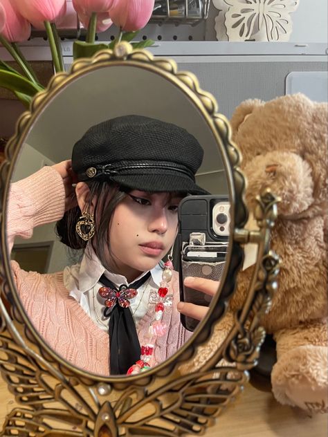 ig: Bmgaribay Paperboy Hat, Paperboy Cap, Girly Clothes, Cap Outfit, 00s Fashion, 2024 Style, Mirror Pics, Alter Ego, Fit Inspo