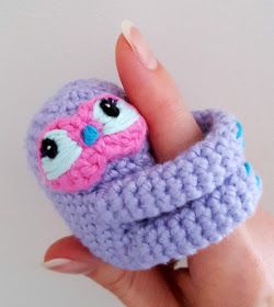 A Playful Stitch: Crochet Finger Sloth Crochet Fidget, Scrap Crochet, Scrap Yarn Crochet, Crochet Sloth, Crochet Sewing, Crochet Cat Pattern, Crochet Dolls Free Patterns, Crochet Animals Free Patterns, Stitch Crochet