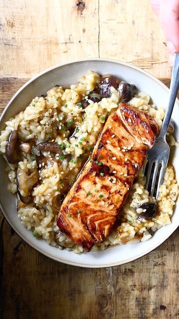 Anna Chwistek on Instagram: "Japanese-style risotto with seared salmon. Savory, delicious and super flavorful. Imagine perfectly flaky soy glazed salmon piled over a miso flavored shiitake risotto. Made with simple ingredients and ready in about 40 minutes. A perfect dish to transform your dinner into a next-level flavor bomb! Follow @anna_s_table for more recipes ✔️RECIPE + COOKING VIDEO on my blog, link in bio Can’t find the link? Simply GOOGLE ‘serving dumplings Japanese risotto with salmo Japanese Risotto, Shiitake Risotto, Salmon And Risotto Recipe, Dumplings Japanese, Salmon With Miso Sauce, White Miso Salmon, Japanese Style Risotto With Seared Salmon, Anna Chwistek, Spicy Miso Salmon