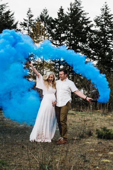 Gender Reveal Ideas For Pictures, Cute Gender Reveal Pictures, Gender Reveal Photo Shoot With Sibling, Gender Reveal Maternity Photos, Gender Reveal Ideas Photography, Gender Reveal Poses, Pragnency Photoshoot, Umbrella Gender Reveal, Gender Reveal Picture Ideas