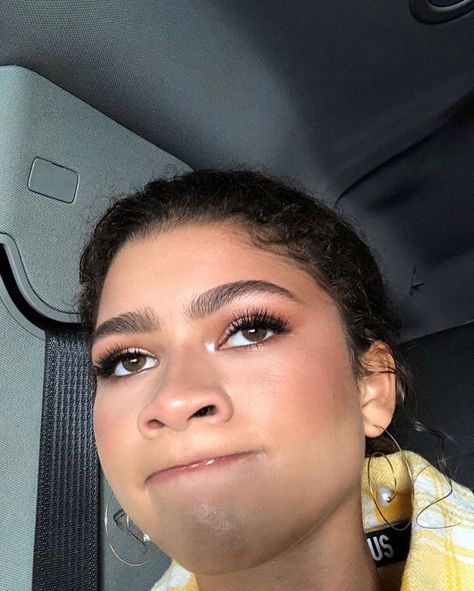 moonlitdaya@Instagram - spare bday selfie ma’am 😗🤲🏽 Zendaya Selfie, Zendaya Eyebrows, Mode Zendaya, Zendaya Hair, Corn Rows, Celebrity Selfies, Zendaya Outfits, Makeup Free, Zendaya Style