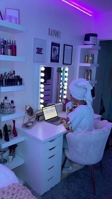 Make Up Desk Aesthetic, Dream Bedroom Aesthetic, Uk Apartment, Army Room Decor, Luxury Room Bedroom, Beauty Room Decor, Room Redesign, Pinterest Room Decor, Girly Room