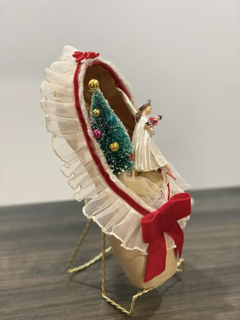 Ballet Shoes Decoration Ideas, Decorated Pointe Shoes Diy, Pointe Shoe Display Ideas, Decorating Pointe Shoes, Nutcracker Pointe Shoe Decorating, Painted Pointe Shoes, Decorated Pointe Shoes, Shoes Craft, Ballet Decor