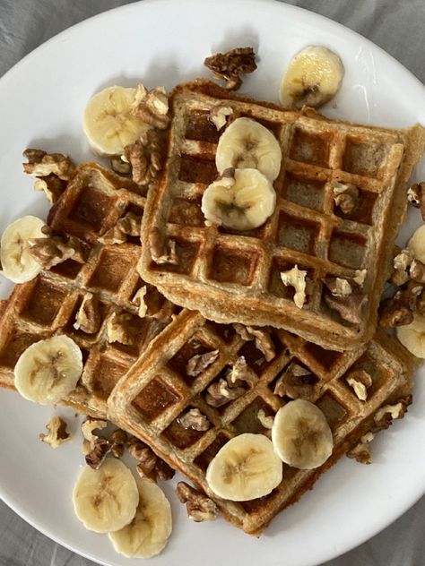 banana oat waffles <3 Healthy Waffle Breakfast, Banana Oat Waffles, Waffles Aesthetic, Oat Waffles, Healthy Waffles, Banana Oat, Breakfast Waffles, Banana Oats, Breakfast Ideas