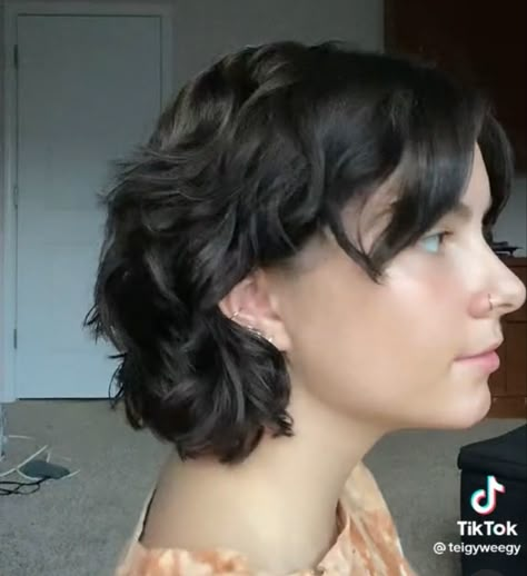 Dixie Haircut Women, "bixie" Haircut Wavy, Bixie 90s Haircut Curly, Short Feminine Haircut Round Face, Overgrown Pixie, Monica Geller Hair, Wavy Pixie Bob, Short Bob Wavy Hair, Short Haircuts For Wavy Hair