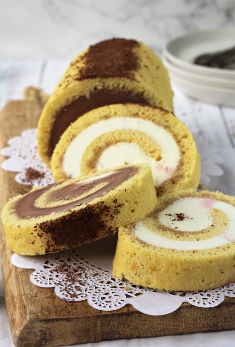 slices of ice cream cake roll on wood board with grated chocolate Neapolitan Ice Cream Cake, Roll Up Ice Cream, Ice Cream Cake Roll, Mangia Bedda, Castella Cake Recipe, Jelly Roll Cake, Italian Ice Cream, Neapolitan Ice Cream, Cake Roll Recipes