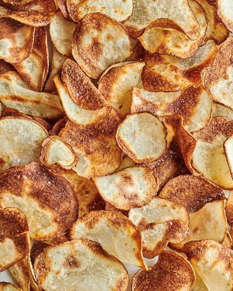 Air Fryer Chips, Air Fryer Potato Chips, Potato Chips Recipe, Homemade Potato Chips, Air Fryer Potato, Potato Chip Recipes, Kettle Chips, Potato Skin, Potato Crisps