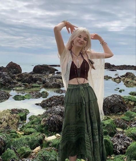 Ideas for indie hippie outfit Fashion style. Lastest and trending ideas for indie hippie outfits. Green Long Skirt, Fairy Grunge Outfit, Styl Grunge, Hippie Fits, Long Green Skirt, Looks Hippie, Grunge Fairycore, Mode Grunge, Haine Diy