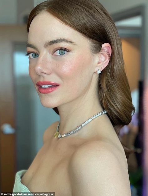 Emma Stone Makeup, Emma Stone Oscars, Oscars Makeup, Emma Stone Hair, Charlotte Tilbury Makeup, Stylish Haircuts, Round Face Haircuts, Celebrity Hair Stylist, Actrices Hollywood