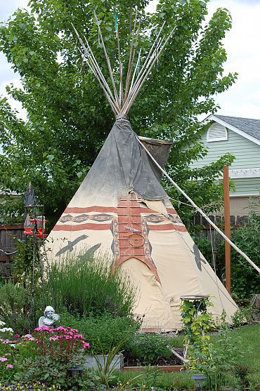 if i ever have a house with a huge yard i am so building a tee pee! Tipi Glamping, Tipi Living, Backyard Habitat, Indian Teepee, Enchanted Lake, Native American Teepee, Backyard Tent, Teepee Tent, The Ranch