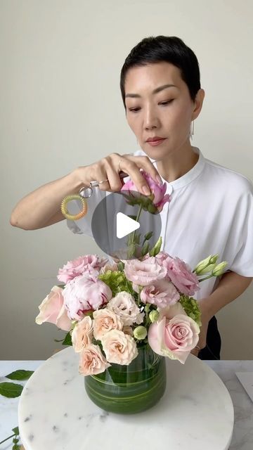 NYC Wedding and Events Florist on Instagram: "Step by step flower arranging 📝 Summer is almost here and peonies will soon be gone. Make this while they are still here 💓🌸 
Tutorial on making this beauty and the exact ingredients below. Feel free to substitute with other blooms if you can’t get your hands on some of the varieties! #peonies #floristsoftiktok #flowerarranging #rachelchofloral 
The rundown: 
3 rose 
2 spray rose 
3 mini green hydrangea 
2 lisianthus 
3 peonies 
3 star of beth 
Sprigs of peppergrass
☑️ Like, Share, Follow to learn more" Centerpiece Tutorial Flower Arrangements, Peony Flower Arrangement Centerpieces, Mini Green Hydrangea, Spray Roses Bouquet, Easy Floral Arrangements, Peony Flower Arrangements, Flower Arranging Tutorial, Hydrangea Flower Arrangements, Basket Flower Arrangements