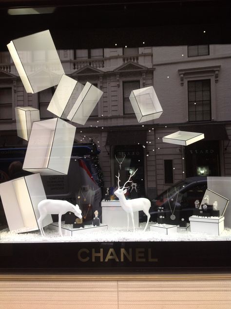 Chanel Christmas Shop Displays, Christmas Shop Window, Holiday Window Display, Christmas Stage, Jewelry Store Design, Store Window Display, Visual Merchandising Displays, Window Display Design, Christmas Window Display