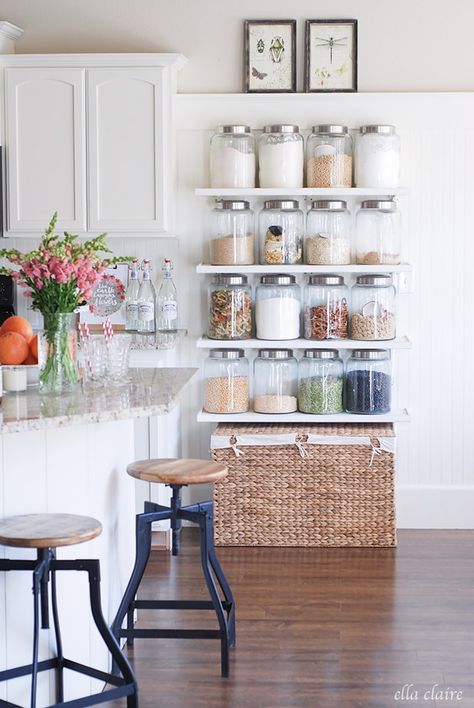 DIY Kitchen Shelves- Pantry Solution for everyday food and staples I am always sad when Christmas is over, but excited to begin the year anew, with new goals, new experiences, and new things to look forward to with the ones I love. In January, I always crave organization and a fresh, clean and decluttered home. I thought I would take a little time today and chat about one of my favorite organization and storage solution- open shelving- as we all gear up to get our homes organized during this ... Modest Kitchen, No Pantry Solutions, Organiser Cucina, Diy Kitchen Shelves, Diy Pantry, Camera Vintage, Kitchen Organization Diy, Open Kitchen Shelves, Diy Kitchen Decor