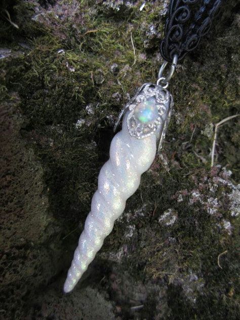 Unicorn horn pendant Unicorn Things, I Am A Unicorn, Unicorn Life, Unicorn Bedroom, Kyanite Jewelry, Unicorns And Mermaids, Unicorn Necklace, Horn Necklace, Horn Pendant