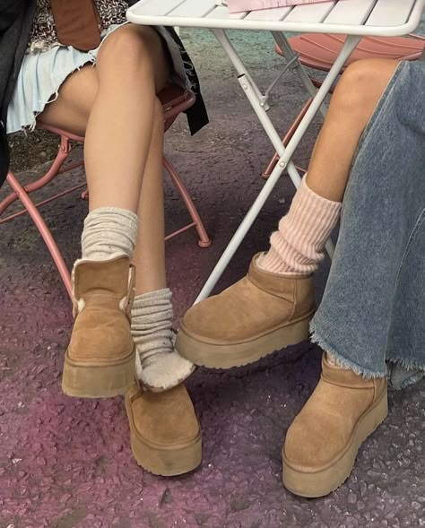 Ugg Platform Aesthetic, Ugg Girl Aesthetic, Platform Uggs Aesthetic, Ugg Boots Platform, Uggs Fit, Mini Platform Uggs, Ugg Aesthetic, Fluffy Edges, Platform Ugg