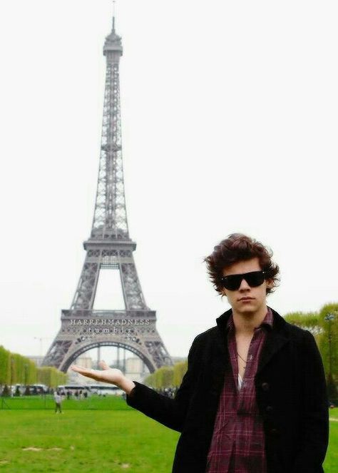 One Direction Background, Harry Styles Nails, One Direction Photos, Haikou, Frat Boy, Harry Styles Wallpaper, Harry Styles Photos, Mr Style, The Eiffel Tower