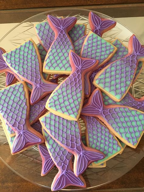 Mermaid Cookies Decorated Easy, Mermaid Biscuits, Finding Nemo Party, Holiday Desserts Christmas, Shark Cookies, Mermaid Cookies, Beach Cookies, Mermaid Theme Birthday Party, Mermaid Birthday Cakes