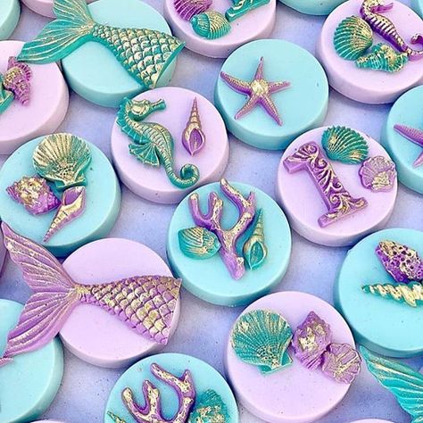 Arent these chocolate covered mermaid Oreos gorgeous?  Love the technique used to add the gold accents to the decorations.  Photo by @dipd_n_dripd  Follow @fondantlovers  - #mermaid#mermaidoreos#mermaidparty#mermaidbirthday#mermaidtreats#mermaidfood#mermaiddesserts#mermidthem#chocolatecoveredoreos Mermaid Oreos, Mermaid Cookies, Savory Cakes, Mermaid Birthday Party Decorations, Mermaid Birthday Cakes, Chocolate Covered Treats, Mermaid Theme Party, Sugar Scrub Diy, Oreo Pops