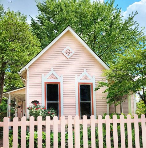 Pink Ranch House, Pink House Colors Exterior, Pink House Exterior, Farmhouse Exterior Design, Cabin Exterior, Pink Cottage, Pink Door, Victorian Cottage, Pink House