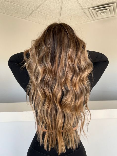 Gold Honey Balayage, Beach Highlights Brunette, Honey Blonde Highlights On Dark Hair, Golden Balayage, Light Brunette Hair, Gold Balayage, Balayage Hair Caramel, Blonde Highlights On Dark Hair, Brown Hair Looks