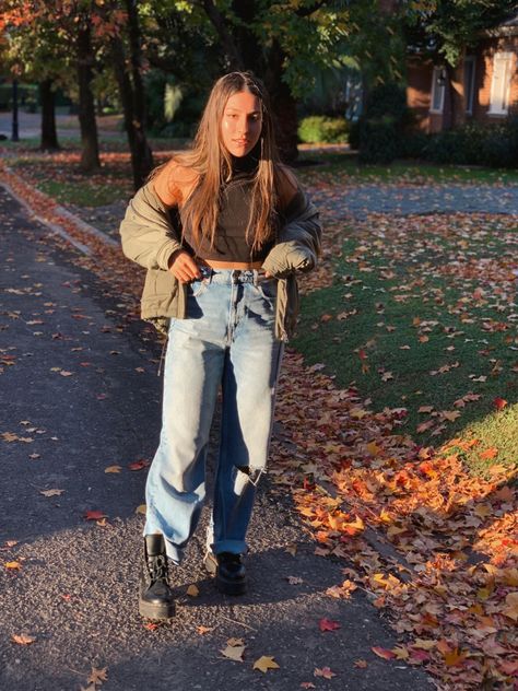 outfit inspo with dr martens & widleg jeans Dr Martens Outfit Flare Jeans, Jeans And Combat Boots Outfit, Combat Boots Outfit Winter, Outfit Wide Leg Jeans, Outfit Wide Leg, Jeans And Combat Boots, White Dr Martens, Combat Boot Outfit, Martens Outfit