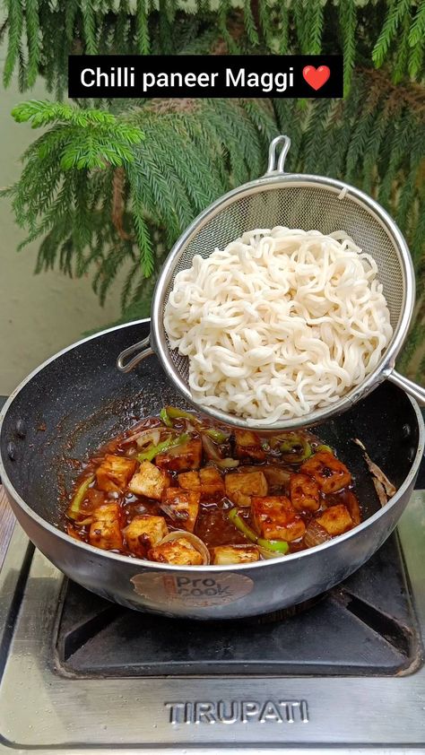 Paneer Maggi Recipe, Paneer Maggi, Maggi Masala, Maggi Recipes, Chilli Paneer, Vegetarian Fast Food, Soya Sauce, Tomato Ketchup, Chilli Sauce