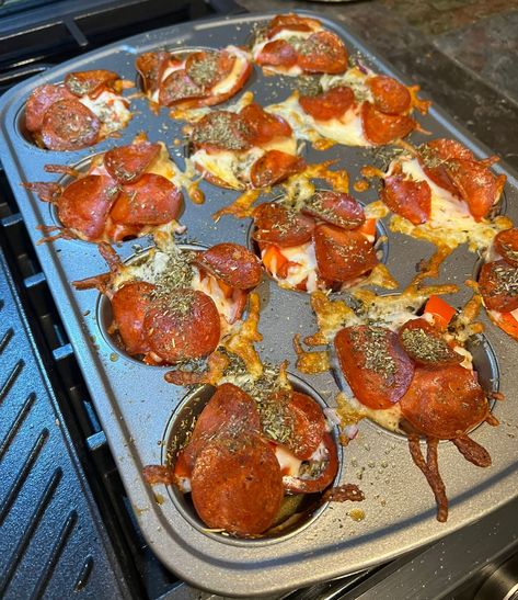 Keto Pizza Muffins Recipe, Keto Pizza Muffin Cups, Pizza Cups Keto, Keto Muffin Pan Recipes, Low Carb Pizza Cups, Keto Pizza Muffins, Keto Muffin Tin Recipes, Team Terry Keto Recipes, Keri Pizza