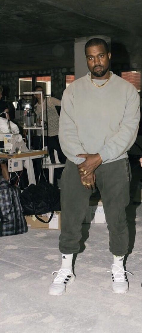 Yeezy Quantum Outfit Men, Kanye Black Outfit, Kanye Street Style, Rapper Outfits Men 90s, Kanye Outfits 2022, Kanye West Aesthetic Outfits, Taye Diggs Style, Kanye West Yeezy Outfit, Kanye Outfits Style