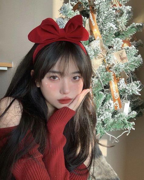 @ kosan33_ Merry Christams, Winter Christmas Outfits, Christmas Instagram Pictures, Christmas Poses, Friend Poses, Hair Hoops, Velvet Bow, Party Hairstyles, Poses For Pictures