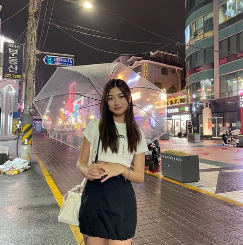 Night City Aesthetic, Spring Outfits Japan, Tokyo Outfits, Seoul Night, Tokyo Photos, Travel Pose, Japan Outfit, Trip Outfits, Japan Photo