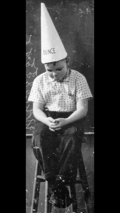 Dunce cap ... Never had to do this but always saw on tv as a kid. Dunce Cap, Boomer Style, Ruth Gordon, School Discipline, Old School House, School Daze, Nyc Art, Vintage School, School House