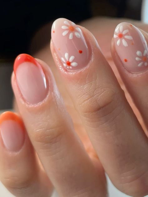 Nails To Go With Floral Dress, Minimalistic Flower Nails, Short Gel Nails August, Minimalist Short Nails Art Designs, Short Acrylic Nails No Design, Easy Floral Nail Designs, Flower Dip Nail Designs, Cute Simple Gel Nail Designs, Gel Nails Ideas Short Neutral