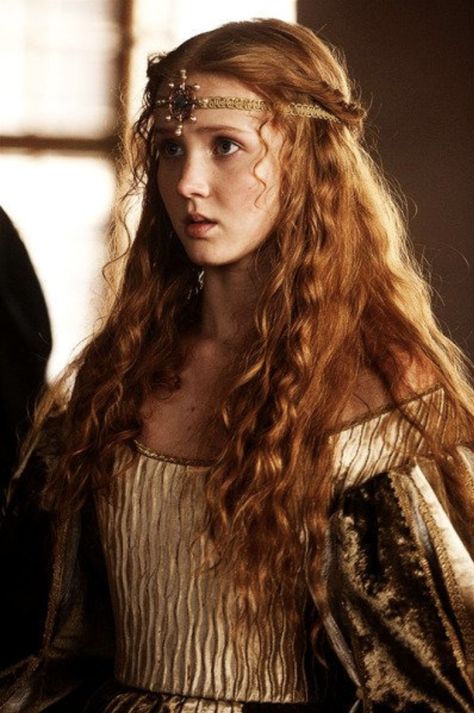 Isolda Dychauk as Lucrezia Borgia in Borgia (2011-2014) Lucrezia Borgia, The Borgias, Ginger Hair, A Dress, Redheads, Character Inspiration, Red Hair, Blonde, Queen