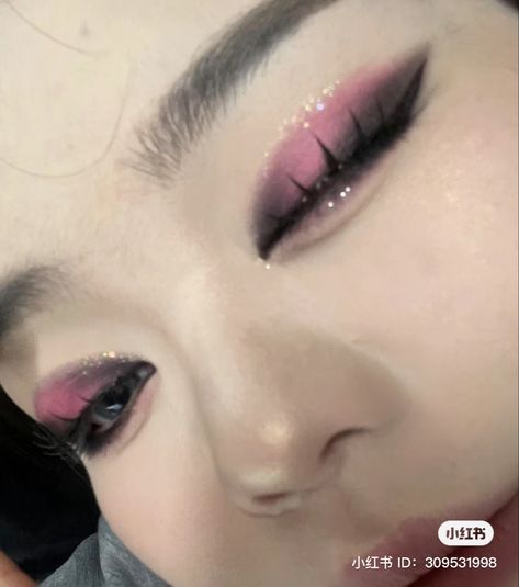 Pink Fairy Eye Makeup, Dark Douyin Eye Makeup, Pink Grunge Makeup Looks, Draculaura Makeup, Harajuku Makeup Dark, Pink Grunge Eyeshadow, Cute Eye Makeup, Swag Makeup, Ethereal Makeup