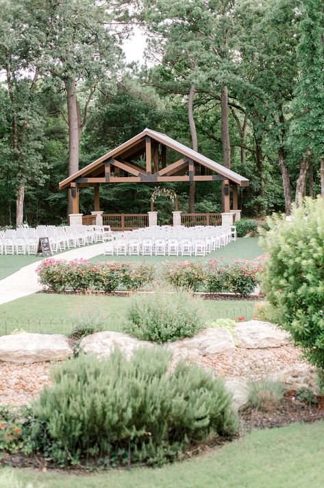 Spring Venue Wedding, Casual Wedding Venue Ideas, Home Wedding Venue Ideas, Wedding Venue Ideas Rustic, Outdoor Covered Wedding, Wedding Venues Small Outdoor, Wedding Venue Landscape Design, Outside Wedding Venues Outdoor Ceremony, Wedding Venue Furniture