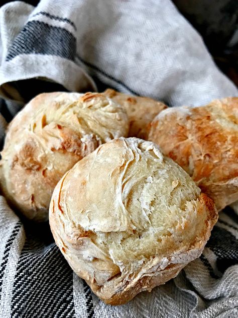 Make restaurant worthy crusty Italian style artisan rolls from scratch. Delicious and easy baked in your oven. These are brag-worthy! Crusty Artisan Bread, Crusty Bread Rolls, Jenny Can Cook, Artisan Bread Recipe, Artisan Rolls, Crusty Rolls, Bread Rolls Recipe, Artisan Bread Recipes, No Knead Bread