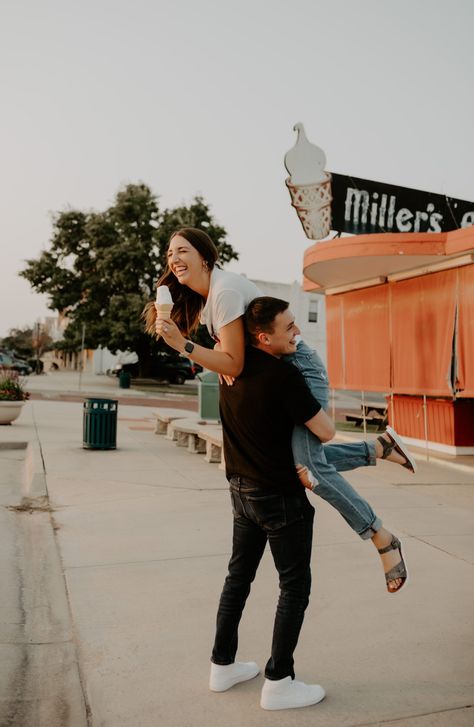 Couple Ice Cream Pictures, Ice Cream Family Photoshoot, Ice Cream Couple Aesthetic, Ice Cream Couple Photoshoot, Ice Cream Date Photoshoot, Ice Cream Date Couple, Ice Cream Engagement Photos, Trunk Photoshoot, Couple Eating Ice Cream