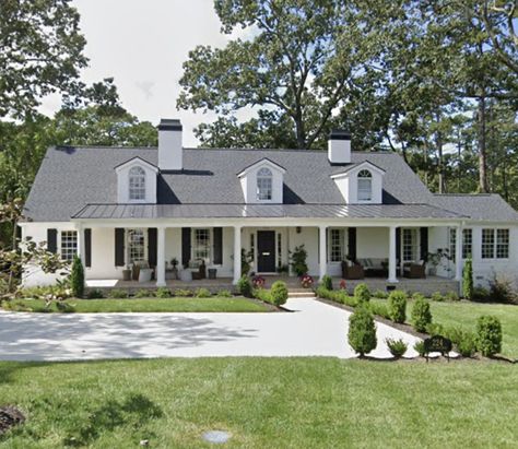 Country Home Driveway, Turn Around Driveway, Front Yard Parking, Backyard Parking, Hedges Landscaping, Barndo Plans, Entrance Landscaping, Driveway Entrance Landscaping, Southern Style Home