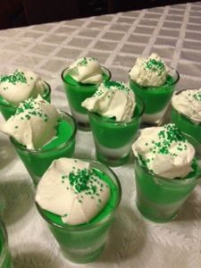 Green Pudding, Yummy Shots, Food For A Party, Jello Pudding Shots, Peppermint Schnapps, St Patricks Day Drinks, St Patties, Green Drink, Pudding Shots