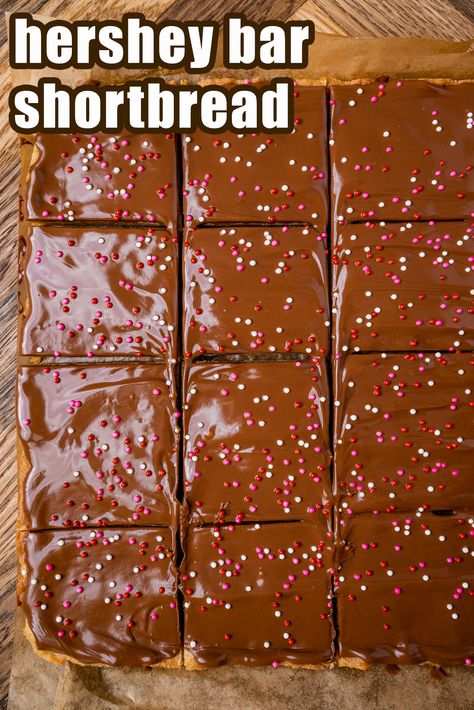 Amazingly delicious! Why you’ll love this recipe: Easy recipe with only 10 minutes prep time. 7 ingredients. Easy chocolate bar frosting. Just wait ’til you spread those melted Hershey bars. It’s so satisfying. Just watch! Shortbread Bar Cookies, Healthy Stretches, Easy Chocolate Bars, Brown Sugar Shortbread, Finger Desserts, Chocolate Bar Recipe, Toffee Cake, Christmas Shortbread, Hershey Candy Bars